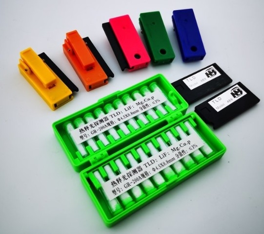 Lichte en duurzame thermoluminescerende dosimeters TLD met piezo-elektrische wafers voor stralingsbewaking