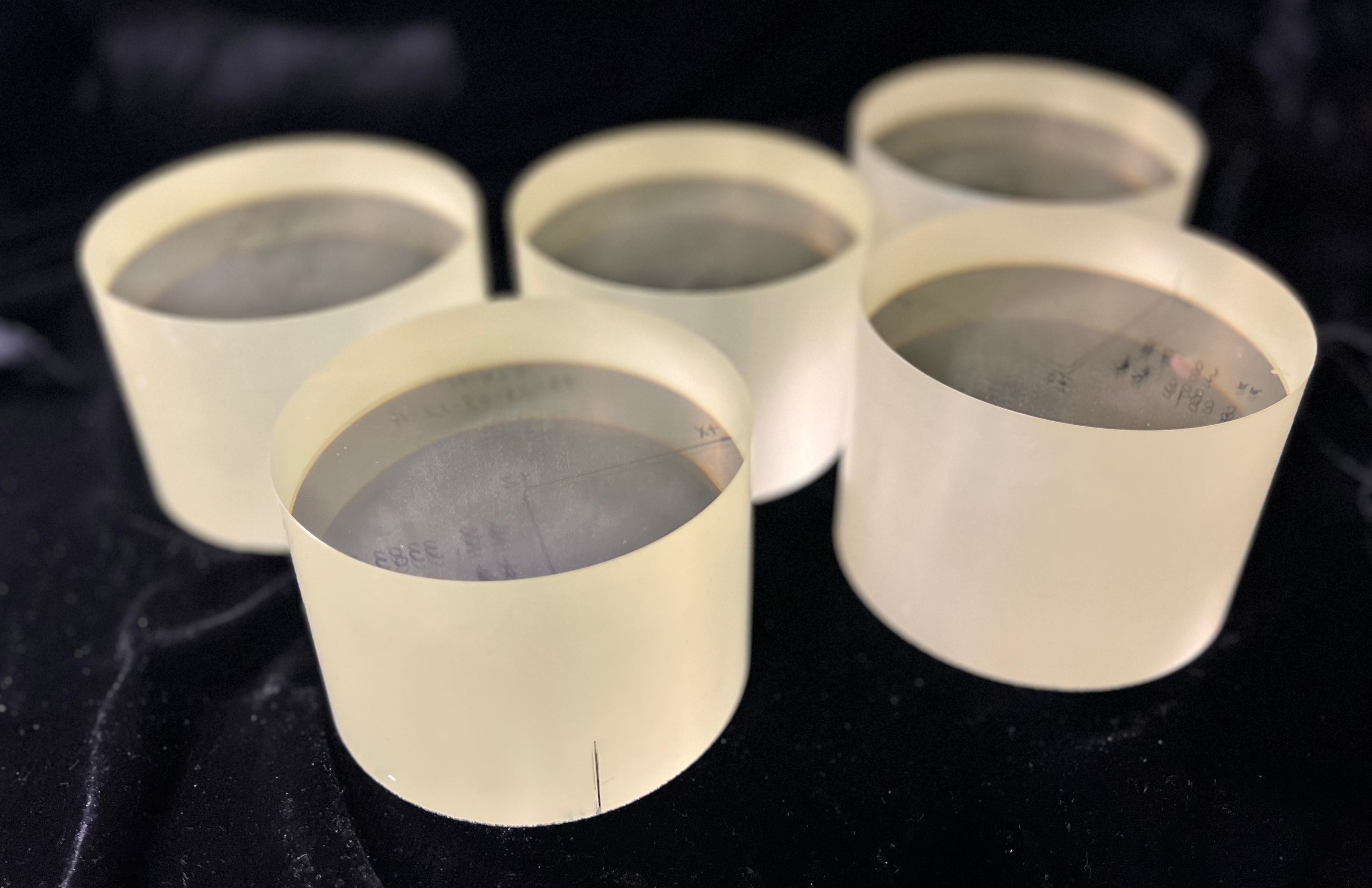 Piëzo-elektrische Wafer Lithium Niobaat LiNbO3 Aanpasbare Diameter ...